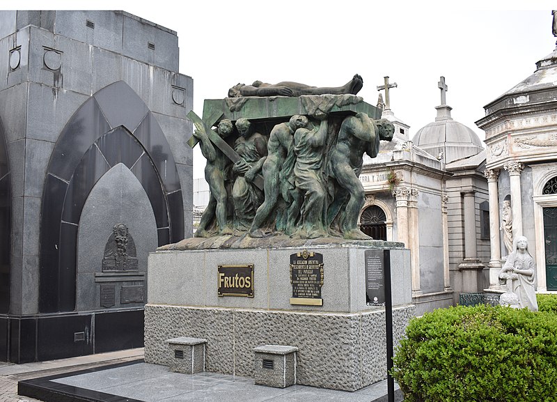 mausoleo.frutos